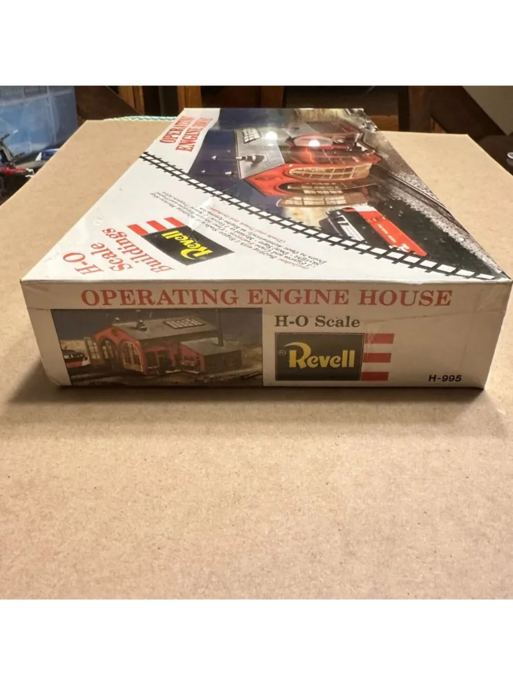 Revell HO Scale Operating Engine House Model Kit
